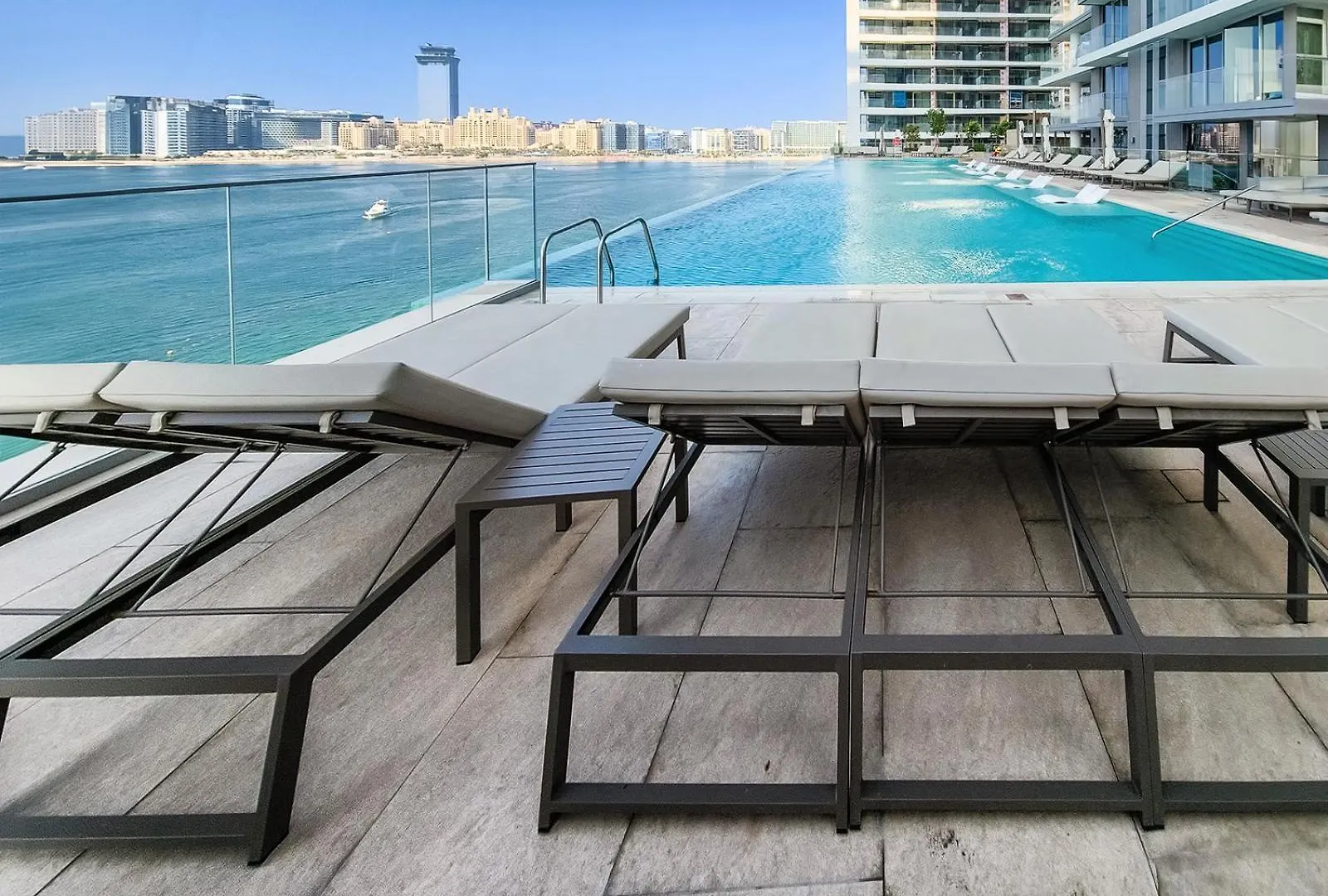 דובאי Stunning 2 Bedroom In Emaar Beachfront איחוד האמירויות הערביות